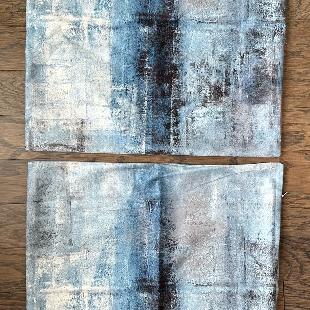 NWT✨(2) Blue Gray and White Watercolor Abstract Accent Pillows 18x18” Washable - Picture 4 of 10